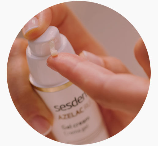 Imagen categoría manchas con manos dosificando crema gel Azelac Ru